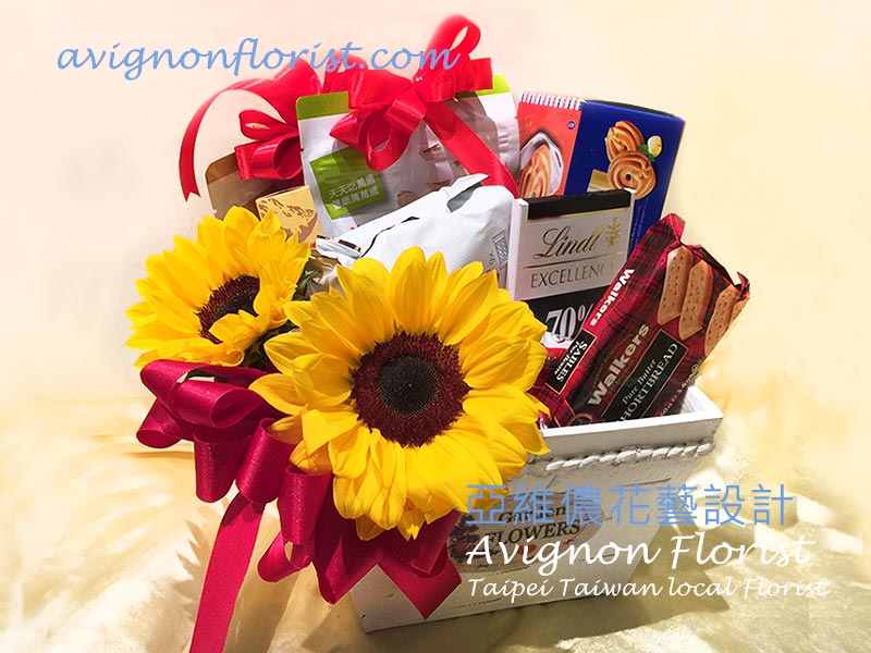 充滿節慶氣息的聖誕禮籃,內含各式餅乾與巧克力