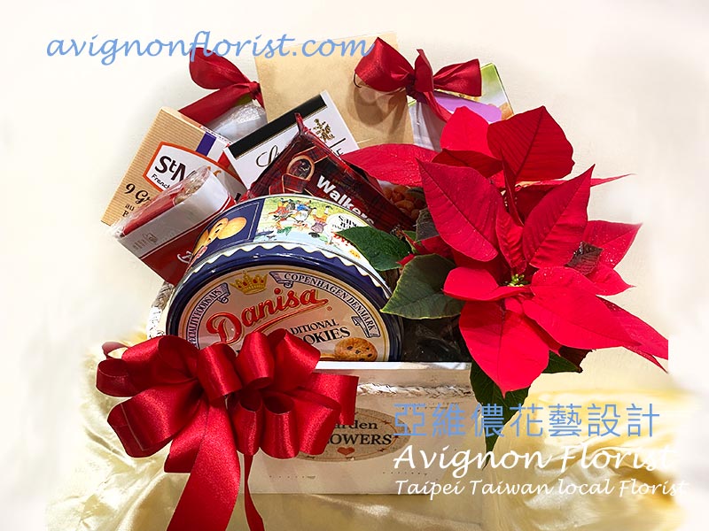 一份聖誕節禮籃,裝滿餅乾、巧克力等精緻點心