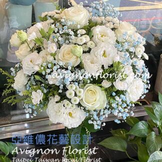 White Roses and lisianthus in a vase