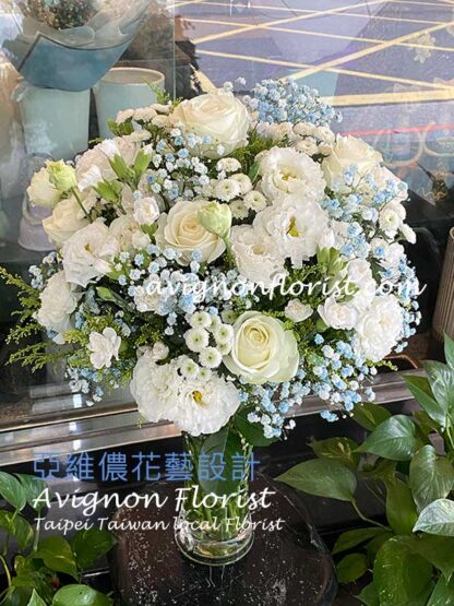 White Roses and lisianthus in a vase