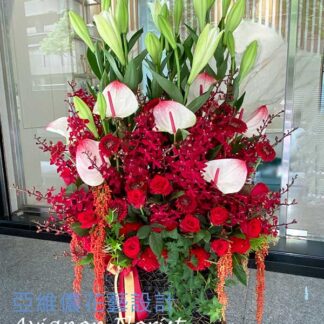 大型桌上型花藝設計,結合多種花材與綠葉,整體氣勢穩重,適合正式場合與重要致意