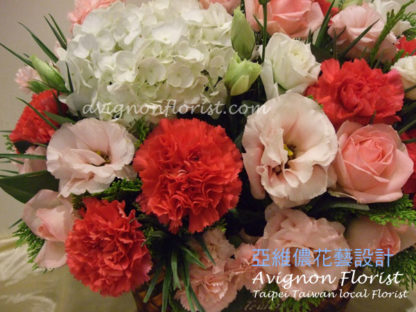 色系康乃馨搭配桔梗玫瑰和其他配花,