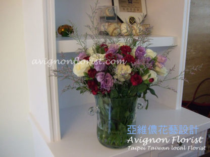 白色玫瑰花,淡紫色桔梗,美麗清澈的玻璃花器