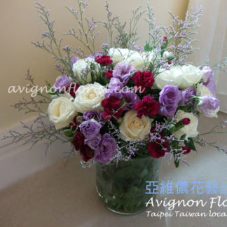 白色玫瑰花和紫色桔梗 玻璃花器