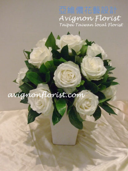 12 White Roses in Vase